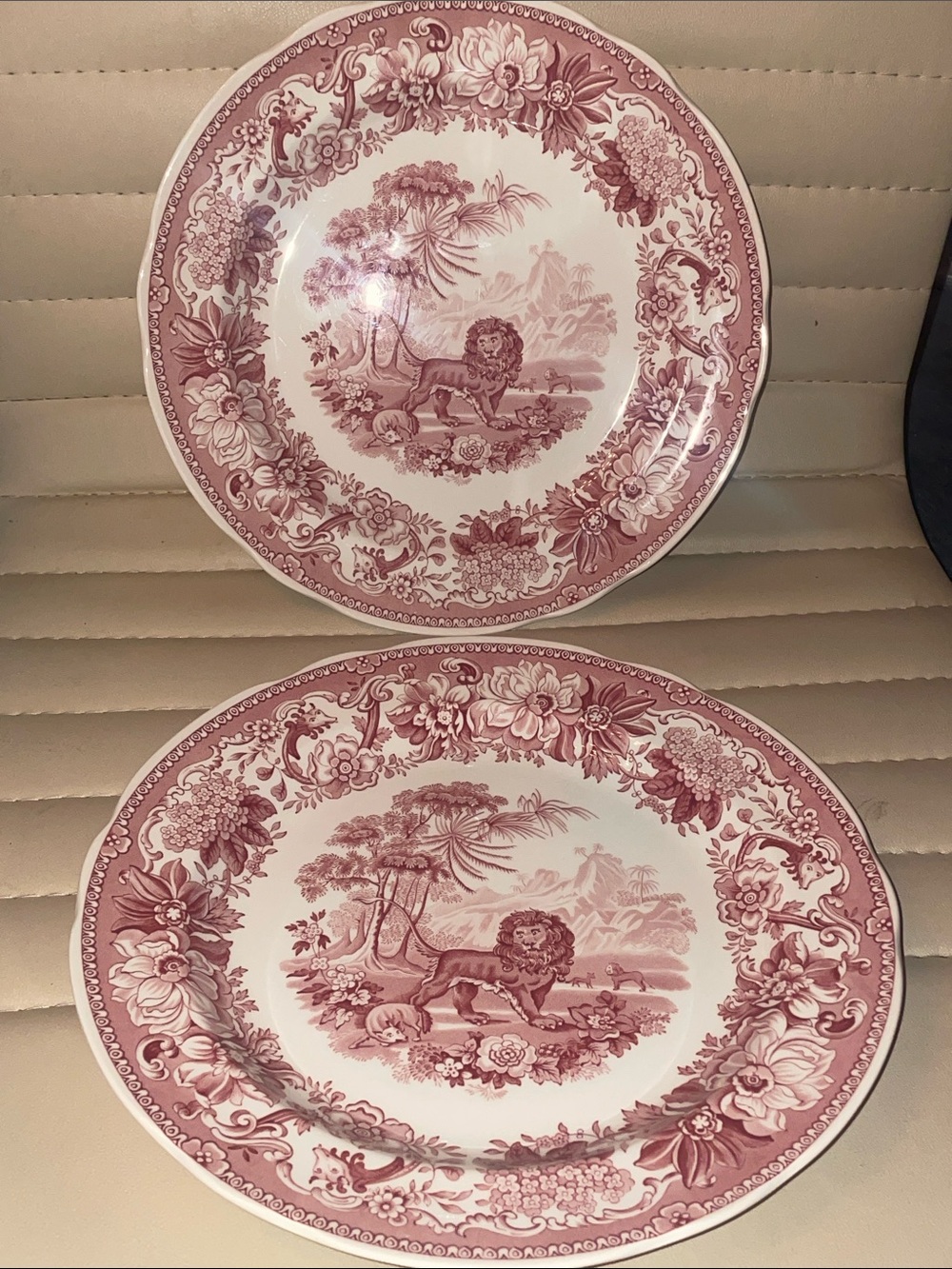 Spode   Lion Dinner Plates in Rose Red - Set of 2